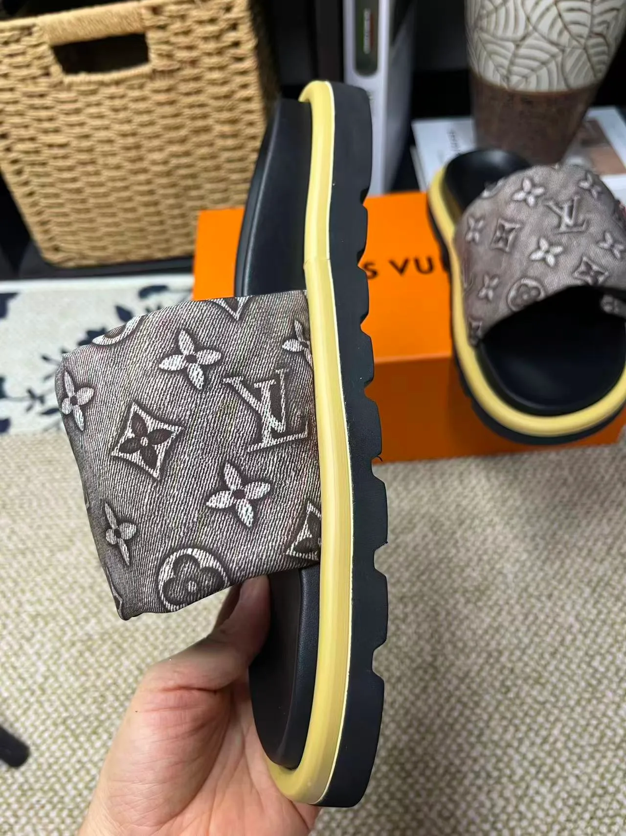 P340 [New Style] [LOUIS VUITTON] Louis Vuitton, LV printing, men's and women's slippers are now on the market, packed in drawer boxes with cloth bags and cards, the upper pattern looks very soft and waxy, and is a super versatile leg slimming tool. Fabric: imported denim/canvas/old fabric, LV hardware LOGO, official website pattern printing, comfortable to wear, feet: high-elastic PU water table. Sole: foam sole, heel height: about 5cm. Code number: 35-46, 35, 45, 46 are custom-made and non-returnable. Color: multiple colors and styles available.
